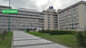 Paziente suicida al ‘Vito Fazzi’, muore sul colpo lanciandosi dal quarto piano