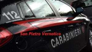 Colto da malore, non riesce a muoversi: i Carabinieri sfondano il portone ed entrano in casa