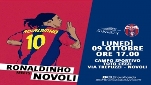 Ronaldinho allo stadio di Novoli, il Pallone d&#039;Oro incontra giocatori e tifosi
