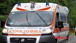 Violento impatto contro un&#039;auto: in ospedale un giovane motociclista