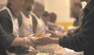 Giornata mondiale dei Poveri: tante iniziative e distribuzione dei pasti in Piazza Duomo