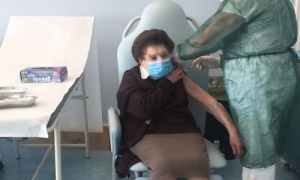 Zia Olga fa il vaccino a 100 anni: il personale medico contagiato dal suo umorismo