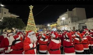 La Band di Babbo Natale sfila a Squinzano per la gioia dei bambini in un emozionante &#039;percorso della solidarietà&#039;
