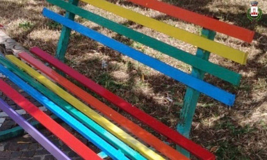Una panchina arcobaleno a Trepuzzi per la Giornata Mondiale contro l&#039;omofobia, la bifobia e la transfobia
