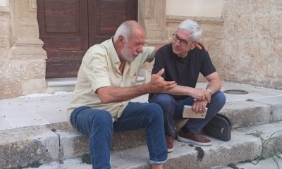 Mario Capanna a Roberto Schipa sui gradini di una chiesetta a Campi Sal.na: sono un uomo felice