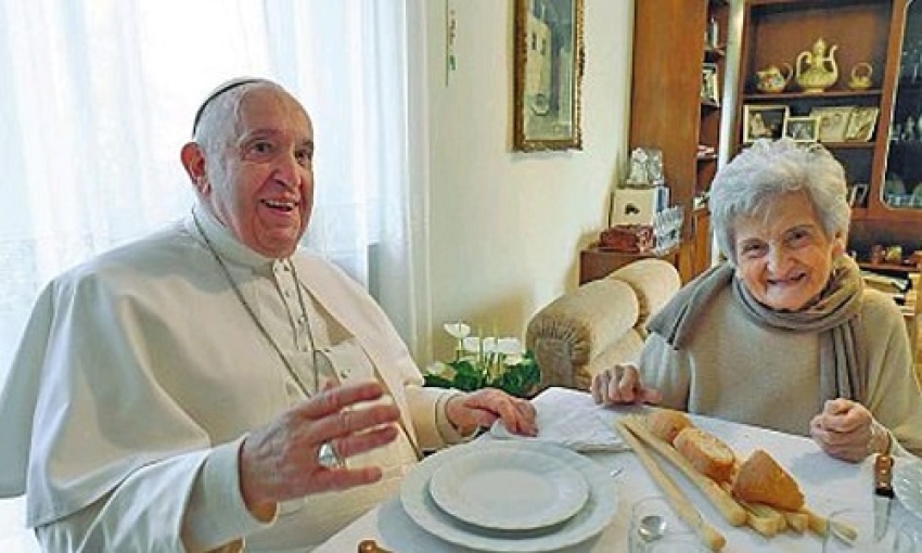 Papa Francesco a pranzo con i cugini: &quot;una bellissima giornata all'insegna della semplicità&quot;