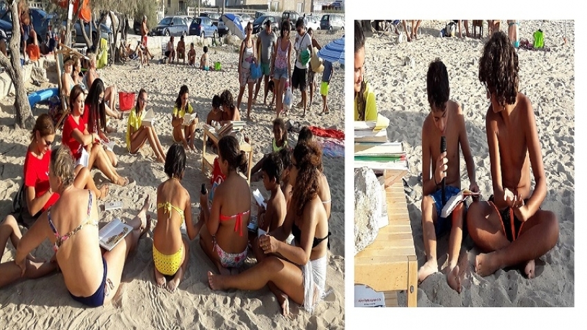 Gli alunni di una scuola media scendono… in spiaggia per invitare i bagnanti alla lettura