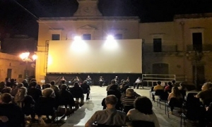 Torna il &quot;Cinema in Piazza&quot; a Squinzano; la rassegna cinematografica parte oggi con &quot;Nomadland&quot;