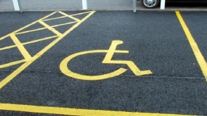 Lendinuso, il parcheggio disabili occupato dai Vigili. La denuncia di un quarantenne