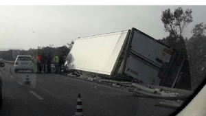 Incidente sulla Lecce-Brindisi: un camion si incastra in una cunetta a lato della carreggiata