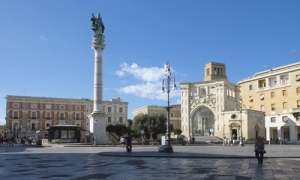 La Statua di Sant&#039;Oronzo torna sulla Colonna della Piazza: il messaggio dell&#039;Arcivescovo