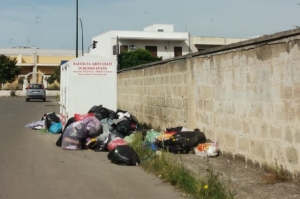 Abbandono indiscriminato di rifiuti: saranno rimossi i contenitori per la raccolta degli abiti usati