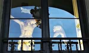 Vicinanza al popolo ucraino: le statue del Crocifisso e dell&#039;Addolorata visibili dalle vetrate dell&#039;episcopio