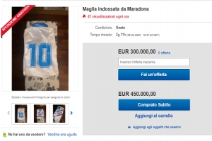Lecce, in vendita su eBay la maglia indossata da Maradona nel &#039;90. L&#039;asta parte da 300 mila euro