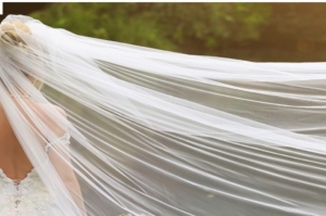 Imprenditore brucia i suoi vestiti da sposa: «il settore del wedding dimenticato»