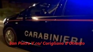 Rubano 300 litri di olio: fuggono alla vista dei Carabinieri ma si schiantano contro un albero
