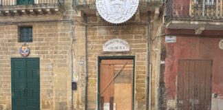 Squinzano, anziano derubato della catenina d’oro in Piazza Plebiscito: donna si avvicina con una scusa e poi fugge